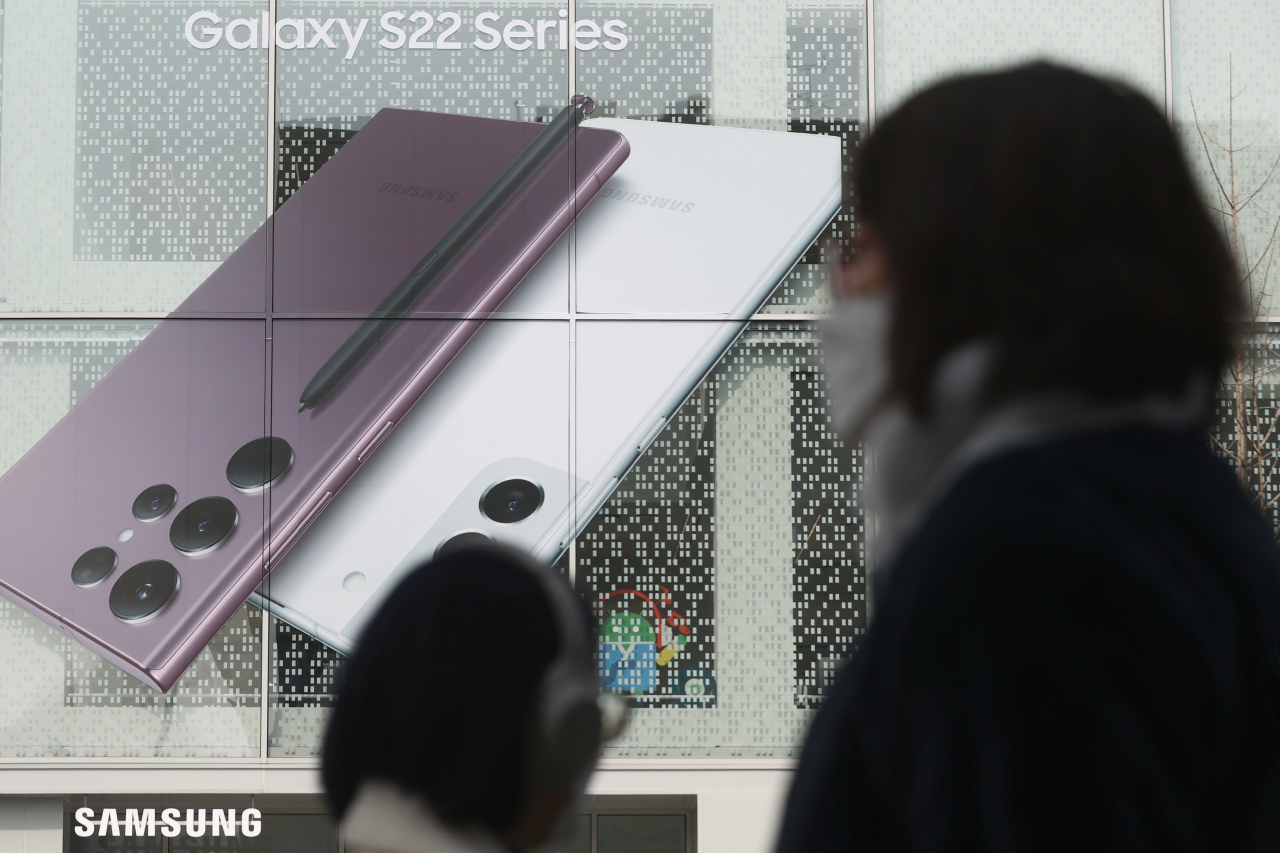 An outdoor advertisement shows Galaxy S22 gadgets at a Samsung Electronics store in Seoul on March 8. (Yonhap)