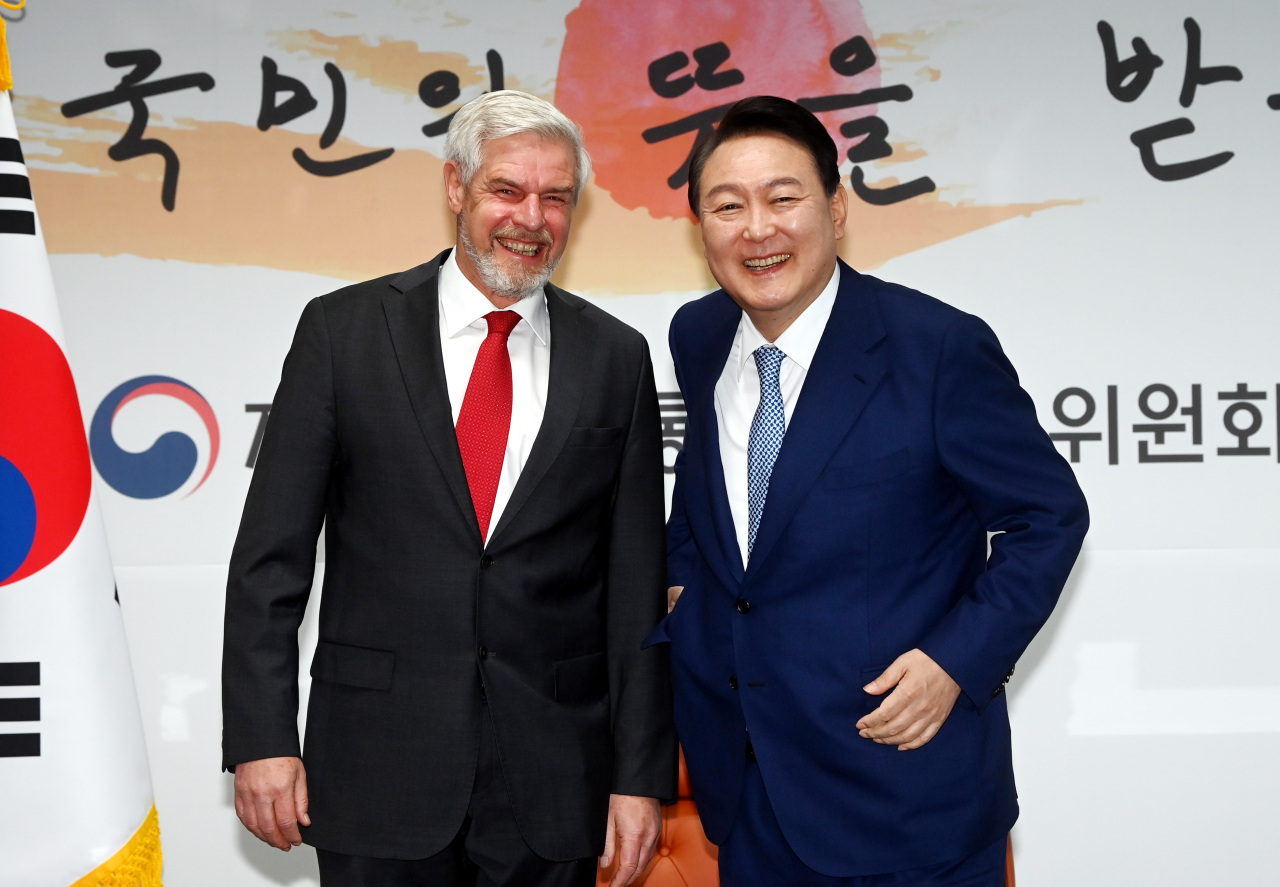 President-elect Yoon Suk-yeol (R) poses with German Ambassador to South Korea Michael Reiffenstuel at his office in Seoul on Wednesday. (Yonhap)