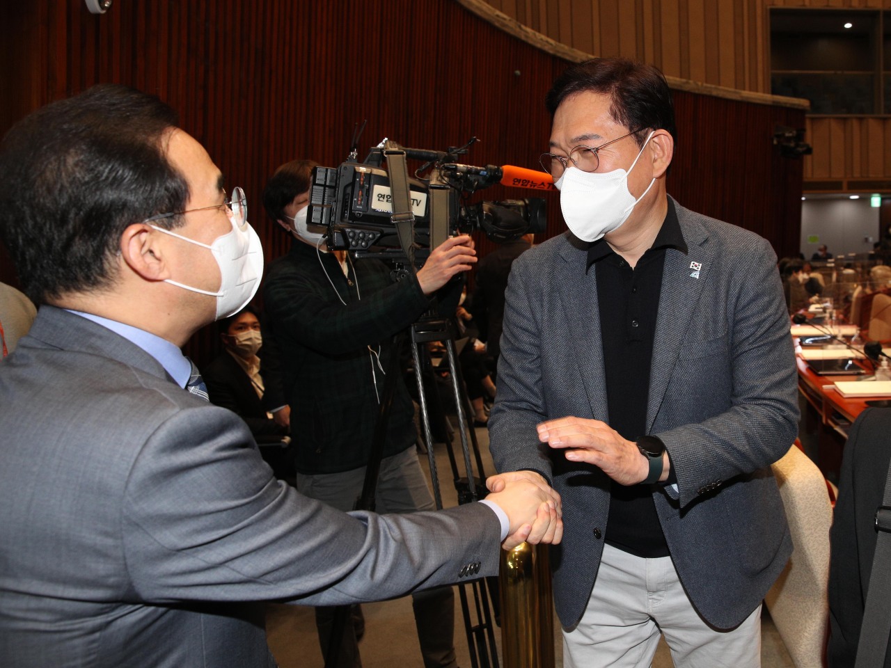 Rep. Song Young-gil, former head of the liberal Democratic Party of Korea, exchanges greeting with Rep. Park Hong-keun, newly appointed floor leader of the liberal party, during a parliamentary meeting held at the National Assembly on March 31. (Joint Press Corps)