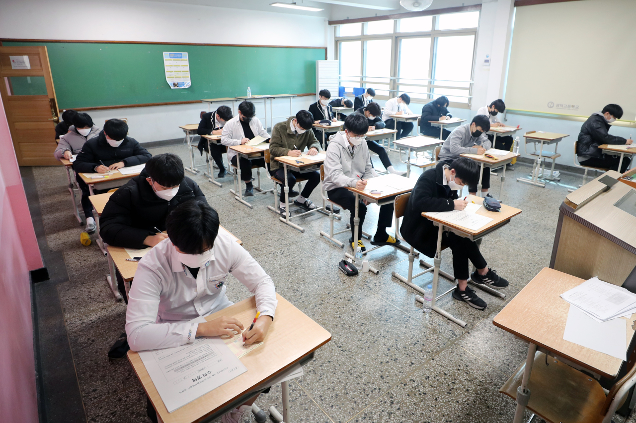Students study before taking an exam at a high school in Seoul on March 24. (Yonhap)