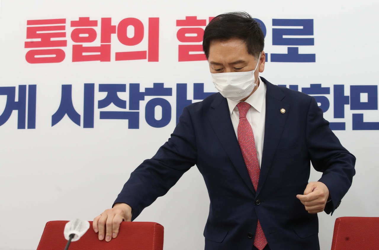 Rep. Kim Gi-hyeon takes a seat to hold the last press conference as the floor leader of the conservative People Power Party on Thursday at the National Assembly. (Joint Press Corps)