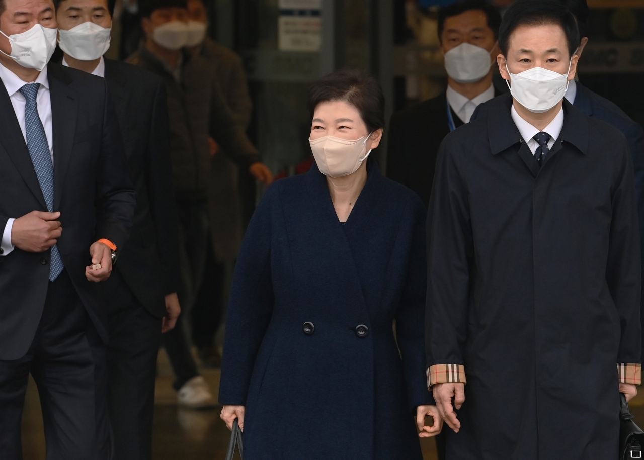 This file photo taken March 24, 2022, shows former President Park Geun-hye (C) and Yoo Yeong-ha (R), Park's aide and a lawyer, leaving a hospital in Seoul. (Yonhap)