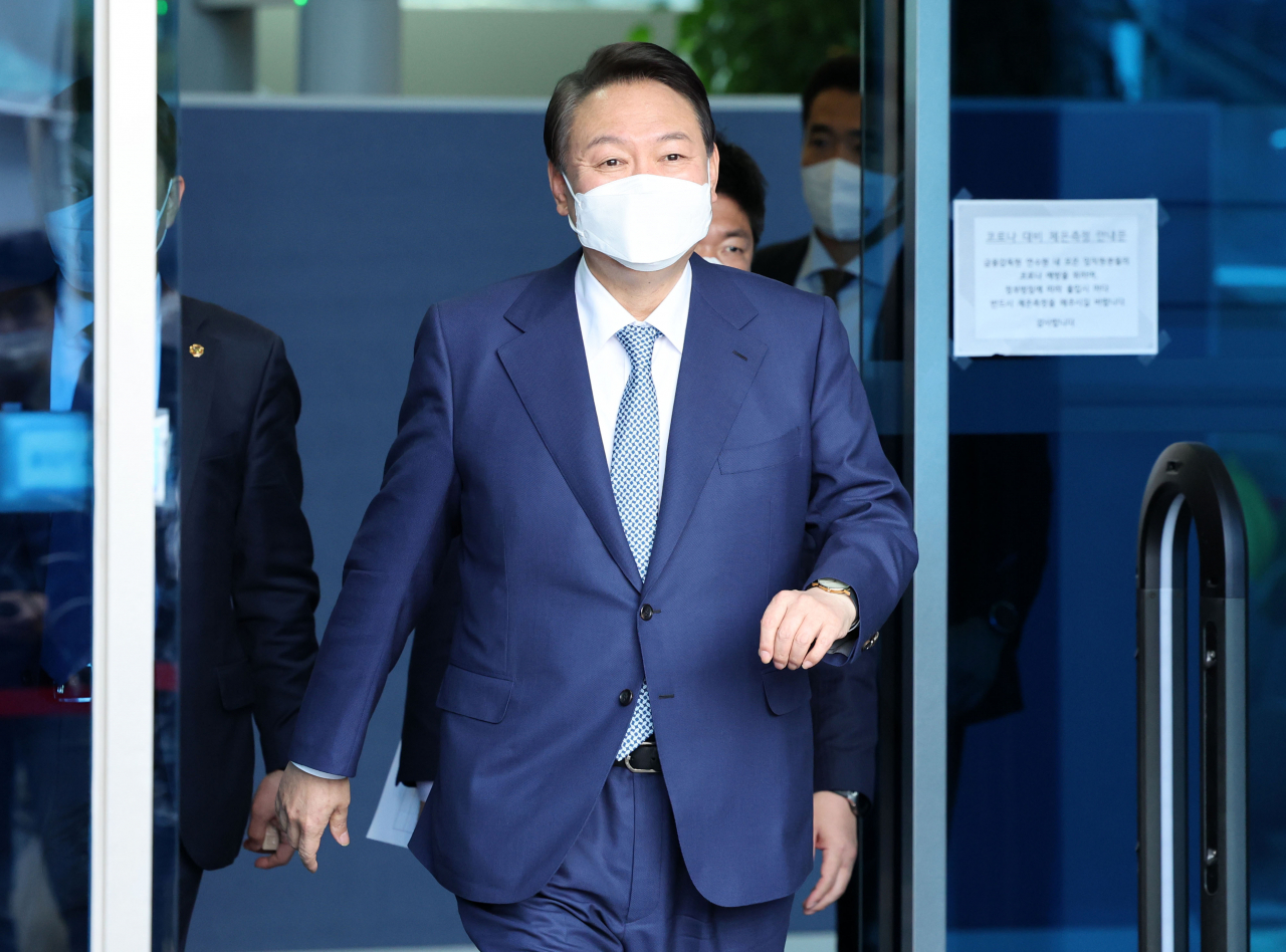 President-elect Yoon Suk-yeol leaves the transition team's office in Seoul on Wednesday. (Yonhap)