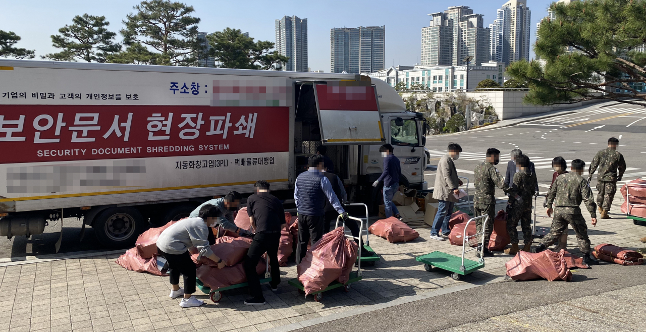 South Korean defense ministry officials prepare to shred confidential documents, as the relocation of their offices in Seoul began on Friday. (Yonhap)