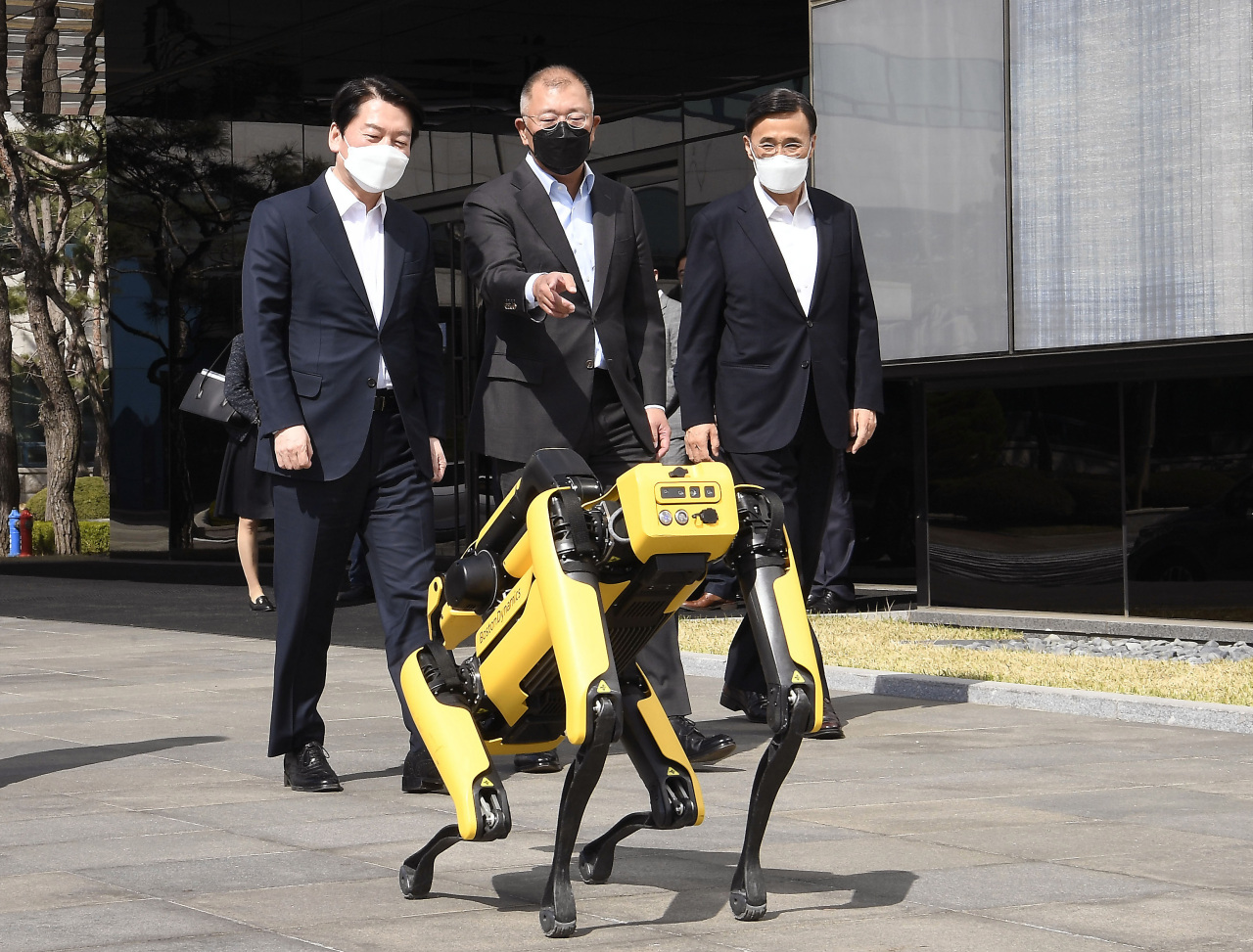 President-elect Yoon Seok-yeol's transition team chief Ahn Cheol-soo (left) chats with Hyundai Motor Group Chairman Chung Euisun at Hyundai Motor's R&D center in Namyang, Gyeonggi Province, escorted by Boston Dynamics' robot dog Spot. (Hyundai Motor Group)