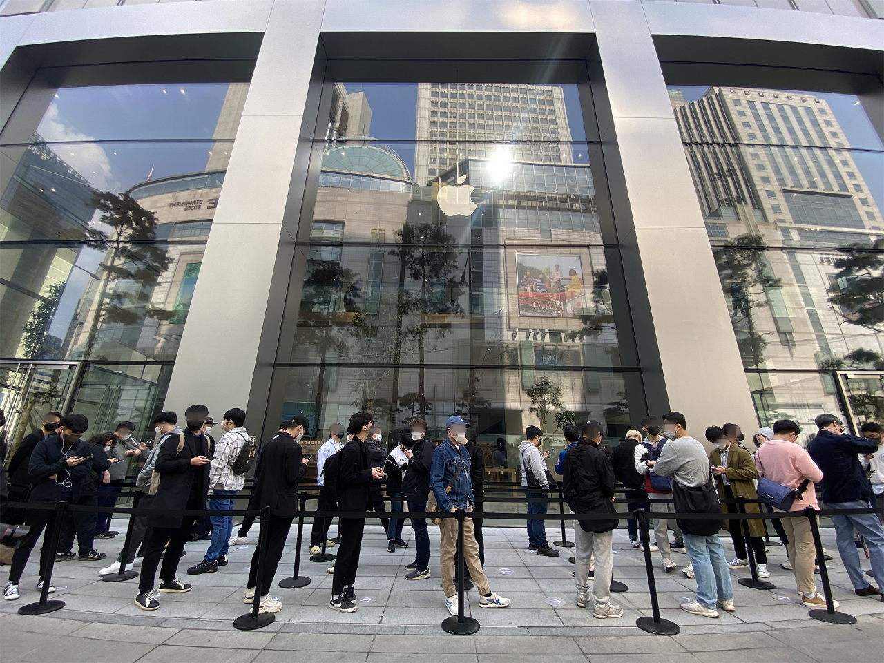 Customers wait in line at the Apple Store in Myeong-dong, Seoul, Saturday. (Yonhap)