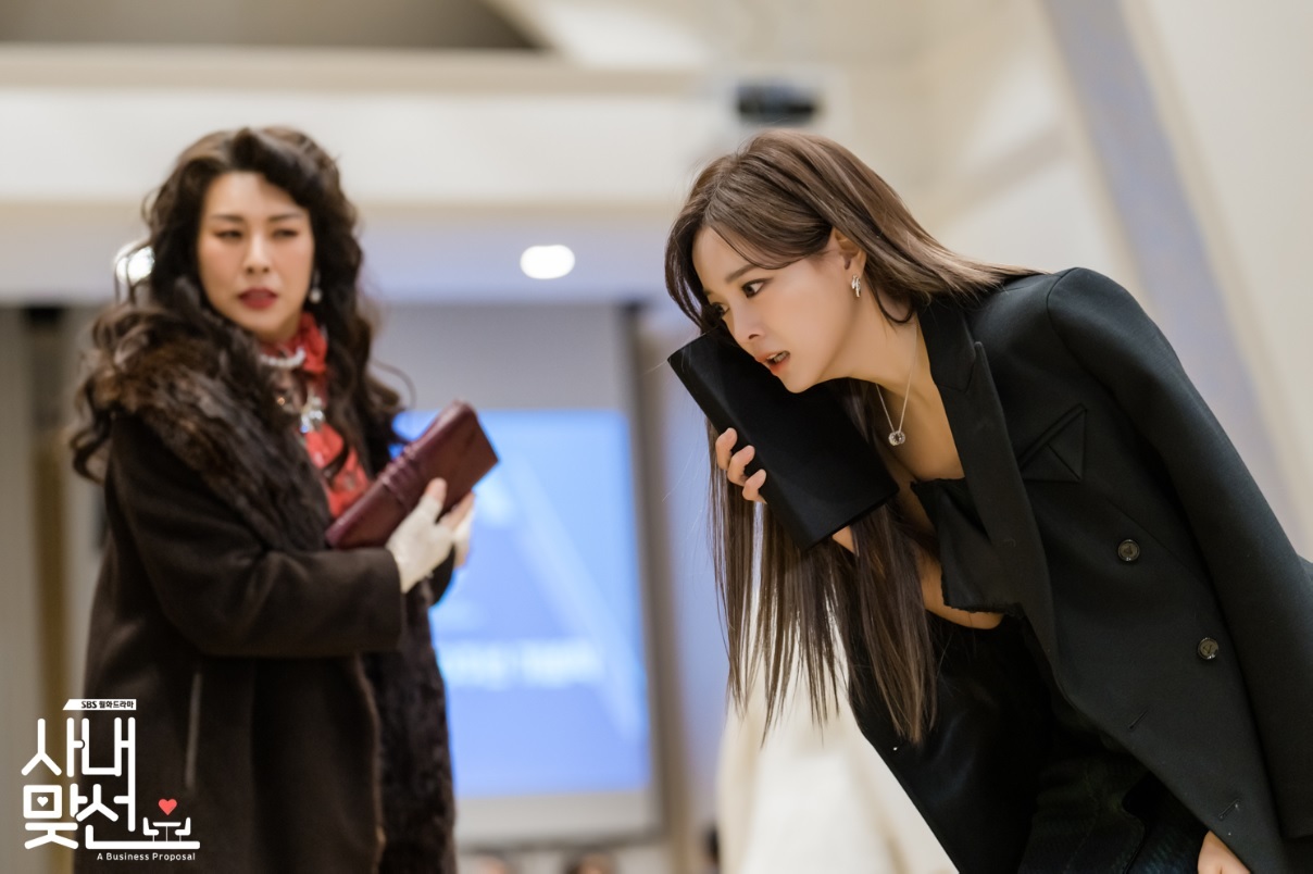 Kim Se-jeong stars as the young office worker Shin Ha-ri, who shows up for a blind date disguised as her friend, in “Business Proposal.” (SBS)
