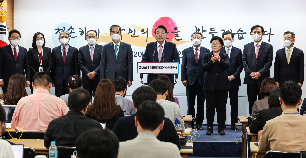 President-elect Yoon Suk-yeol announces the first eight minister nominees for his incoming Cabinet during a press briefing at the presidential transition committee headquarters in Seoul on Sunday. (Yonhap)