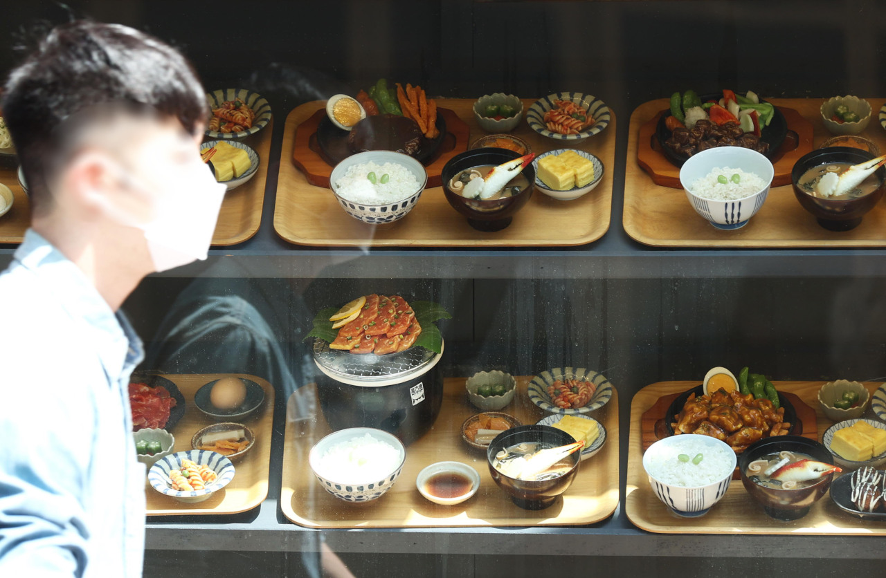 Eating out more expensive due to rising costs, demand (Yonhap)