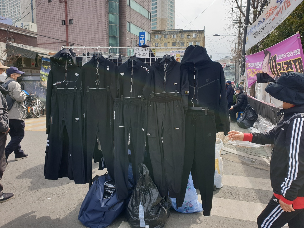 Hoodies and sweaters of the “techwear” style, popular among the younger generations, are on display. (Choi Jae-hee / The Korea Herald)