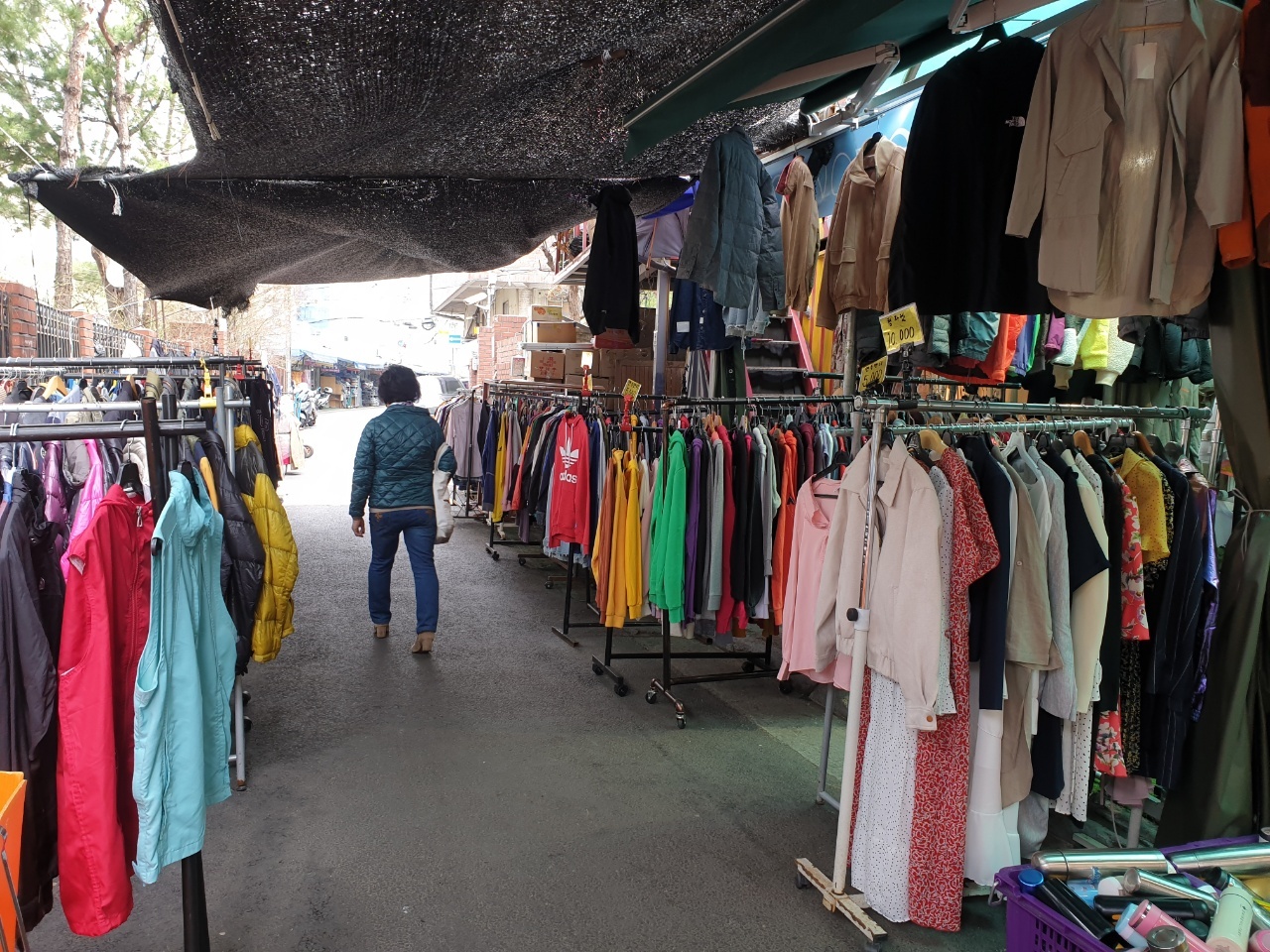 An alley lined with vintage stores offers secondhand luxury goods.  (Choi Jae-hee / The Korea Herald)