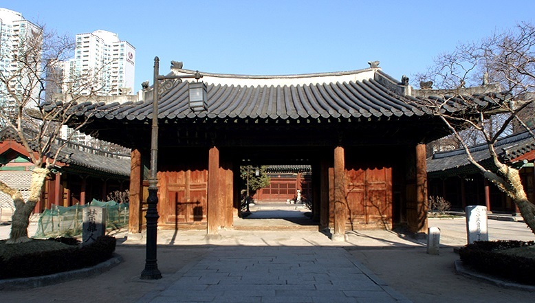 A 2015 picture of the front entrance of Dongmyo Shrine (Cultural Heritage Administration)