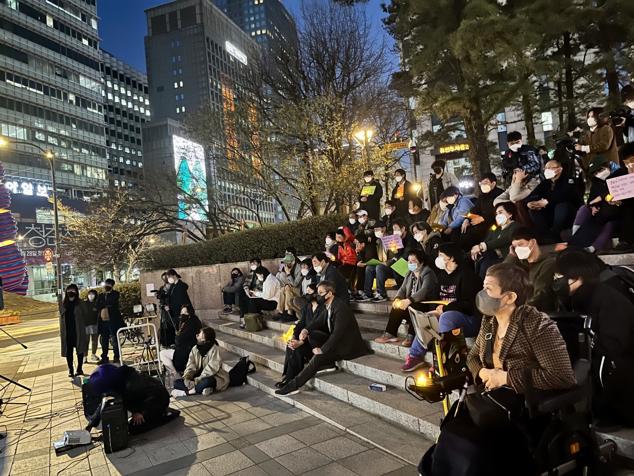 A remembrance event for pandemic’s victims was held for two hours on Friday from 18:30 p.m. near Gwanghwamun Square in Seoul. (Kim Arin/The Korea Herald)