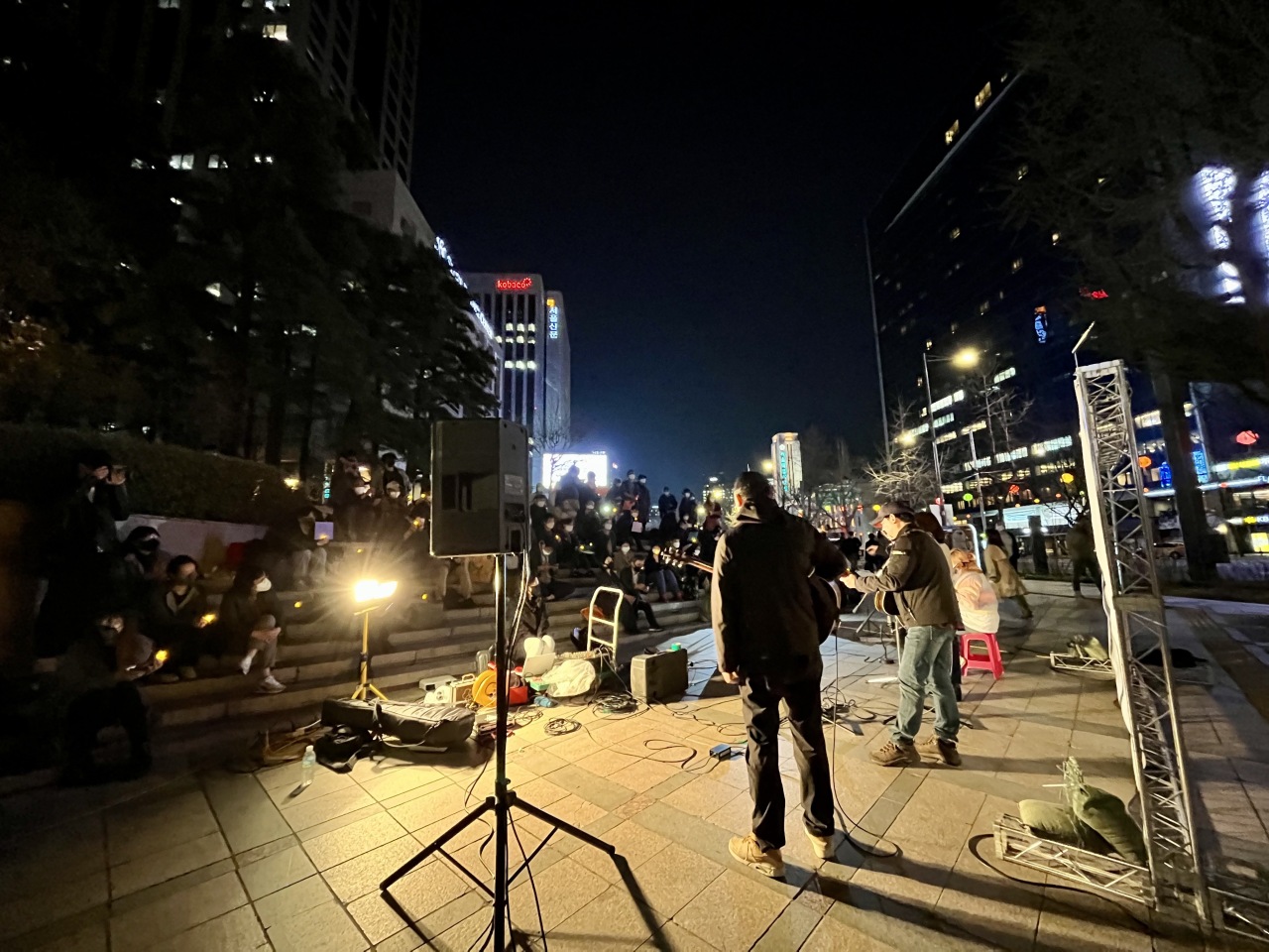 A band performs for a crowd that gathered for the memorial event on Friday evening. (Kim Arin/The Korea Herald)