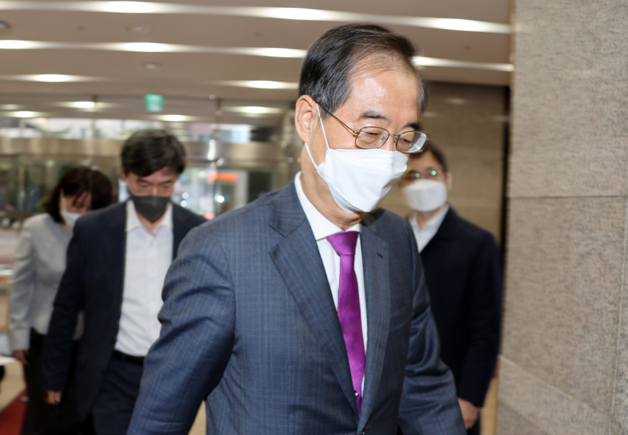 Prime Minister nominee Han Duck-soo heads to his office in Seoul on Monday. (Yonhap)