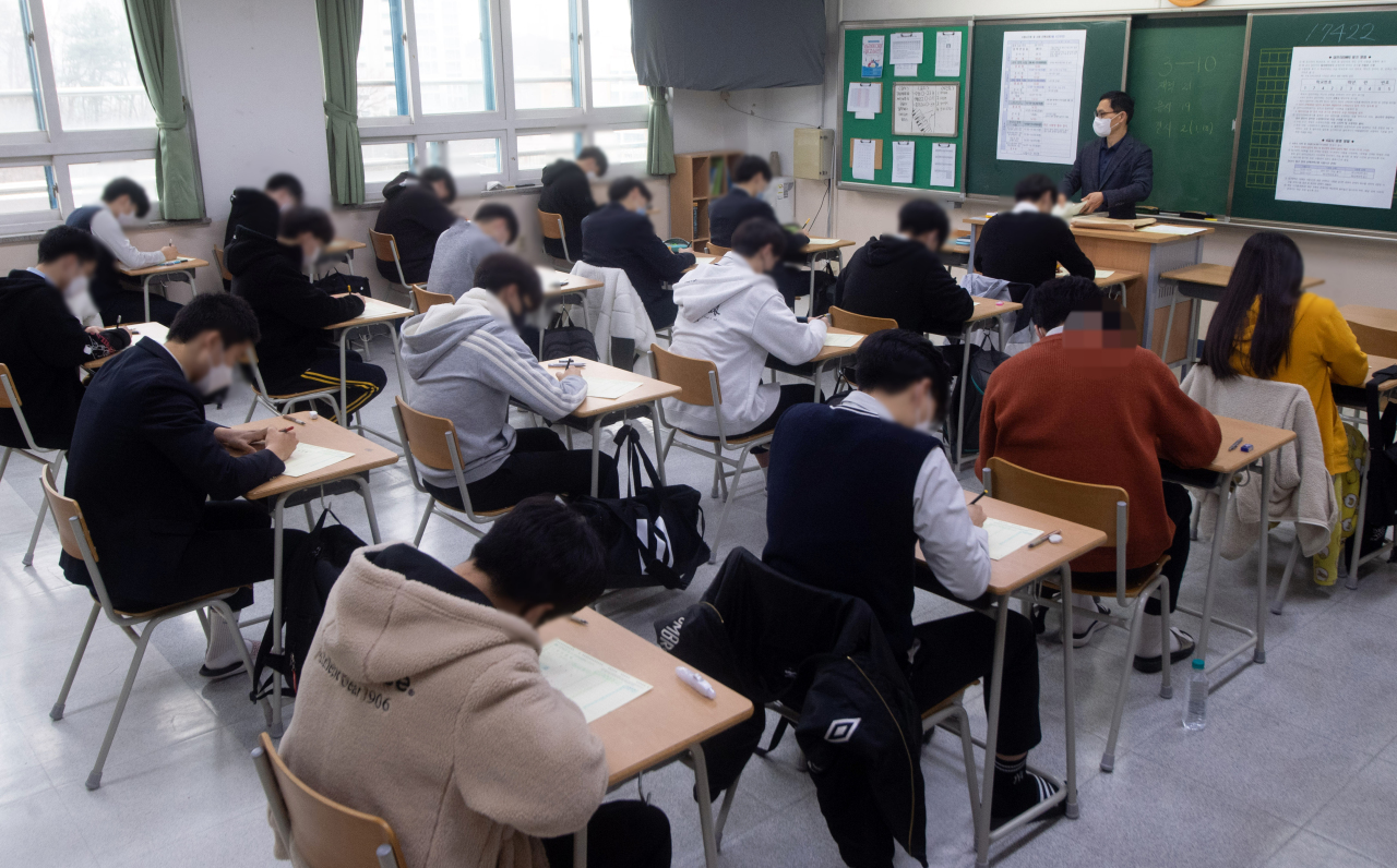 Students take the Nationwide Coalition Scholastic Ability Evaluations exam at a high school Suwon, Gyeonggi Province on March 24. (Joint Press Corps)