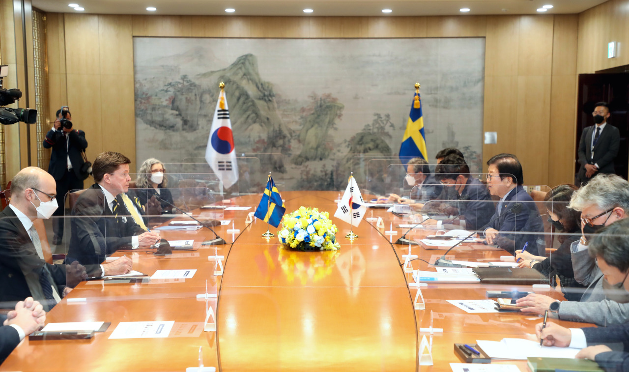 Park Byeong-seug talks with Andreas Norlen, speaker of Sweden's parliament on Monday. (Yonhap)