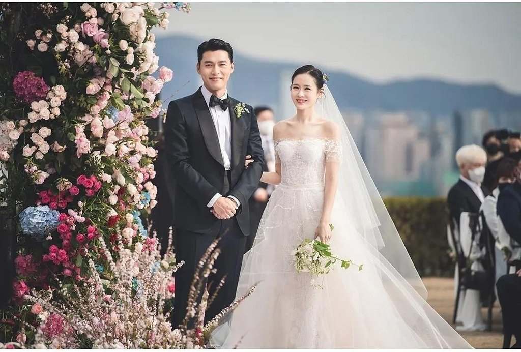 A wedding photo of Hyun Bin (L) and Son Ye-jin, provided by VAST Entertainment on Monday. (VAST Entertainment)