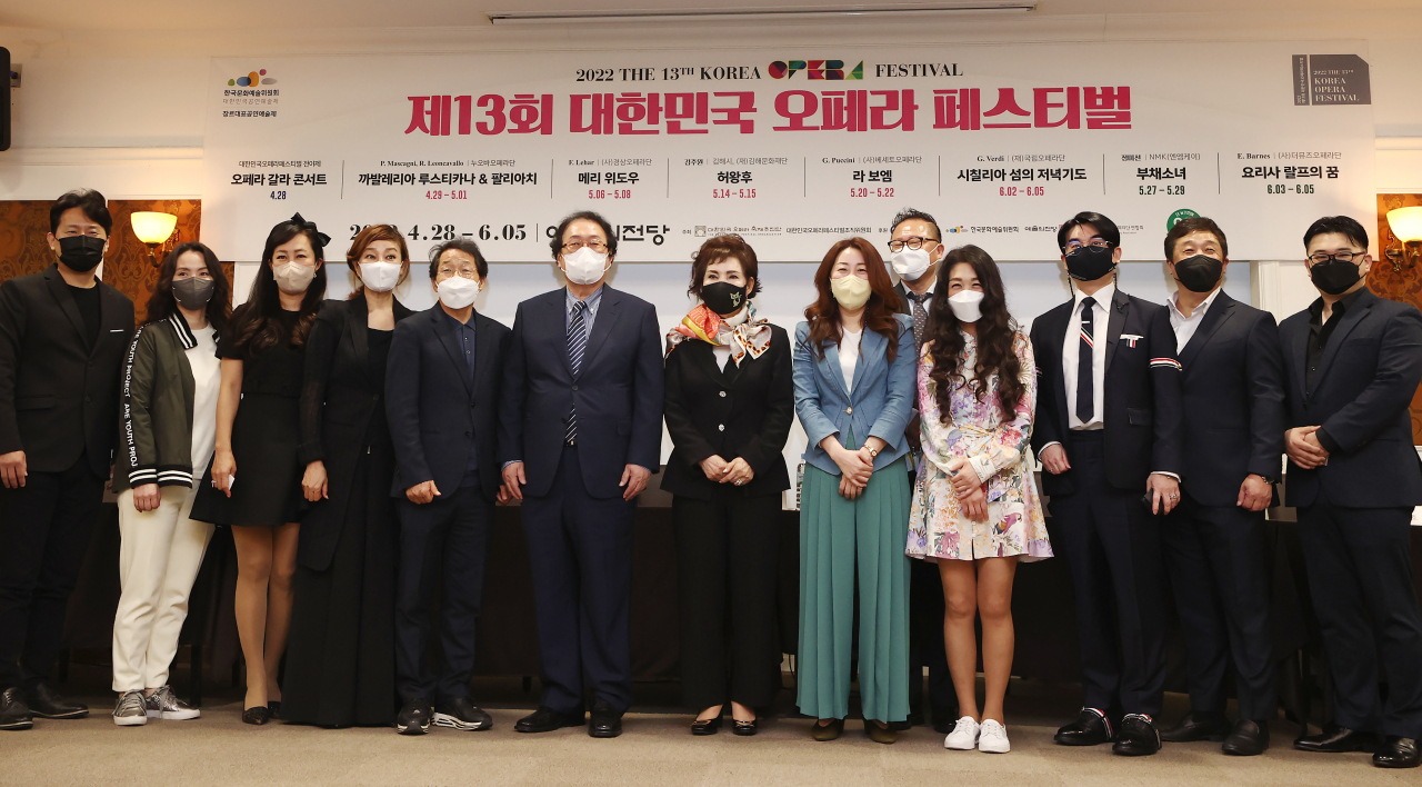 Korea Opera Company Association’s chairman Cho Jang-nam (sixth from left), Seoul Arts Center President Yoo In-taek (fifth from left) and representatives of participating opera companies of the 13th Korea Opera Festival pose for photos after a press conference held at the Seoul Arts Center on Tuesday. (Yonhap)