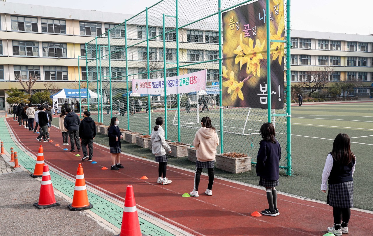 Students line up in front of a testing station installed at a middle school in southwestern Seoul on March 16. (Joint Press Corps)
