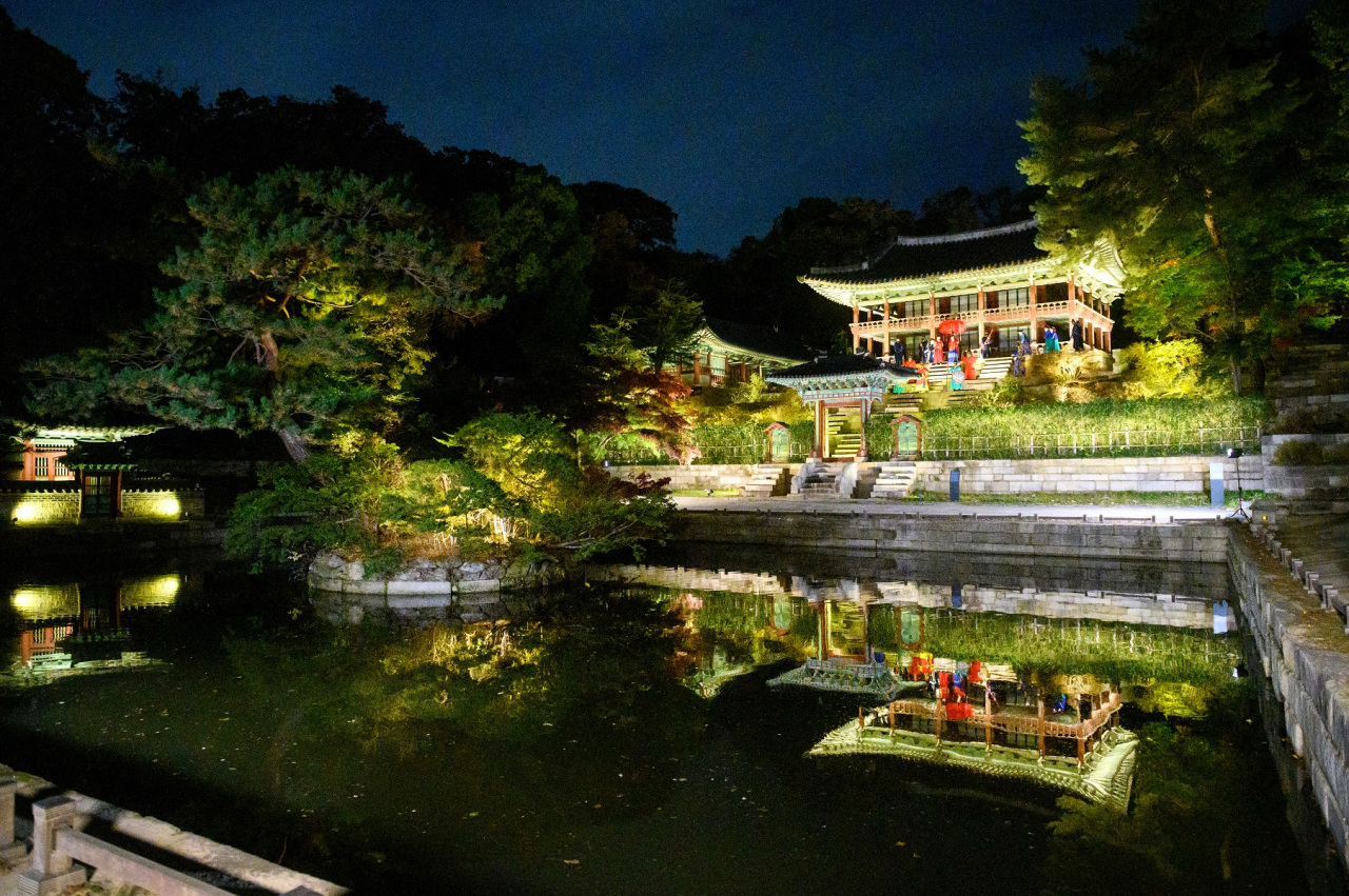 An evening performance is held at Changdeokgung during a moonlight tour in 2021. (CHA)