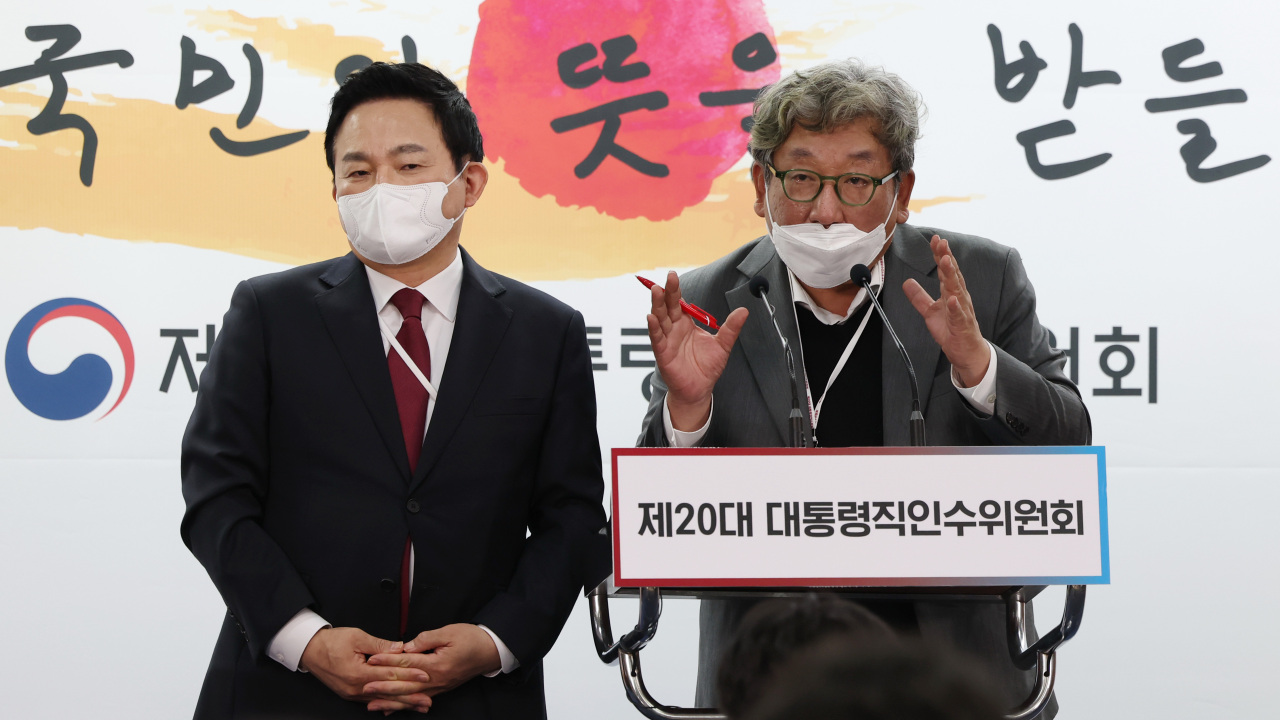 Won Hee-ryong (left), chief policymaker of President-elect Yoon Suk-yeol’s transition team, speaks during a press briefing at the committee’s office in Seoul on Tuesday. (Yonhap)