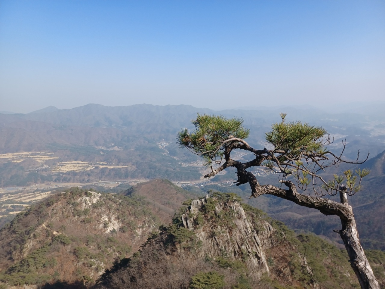 Rocky cliffs and peaks are visible at on the Blue Dragon Ridge, the shortest course on Unaksan. (Lee Si-jin/The Korea Herald)