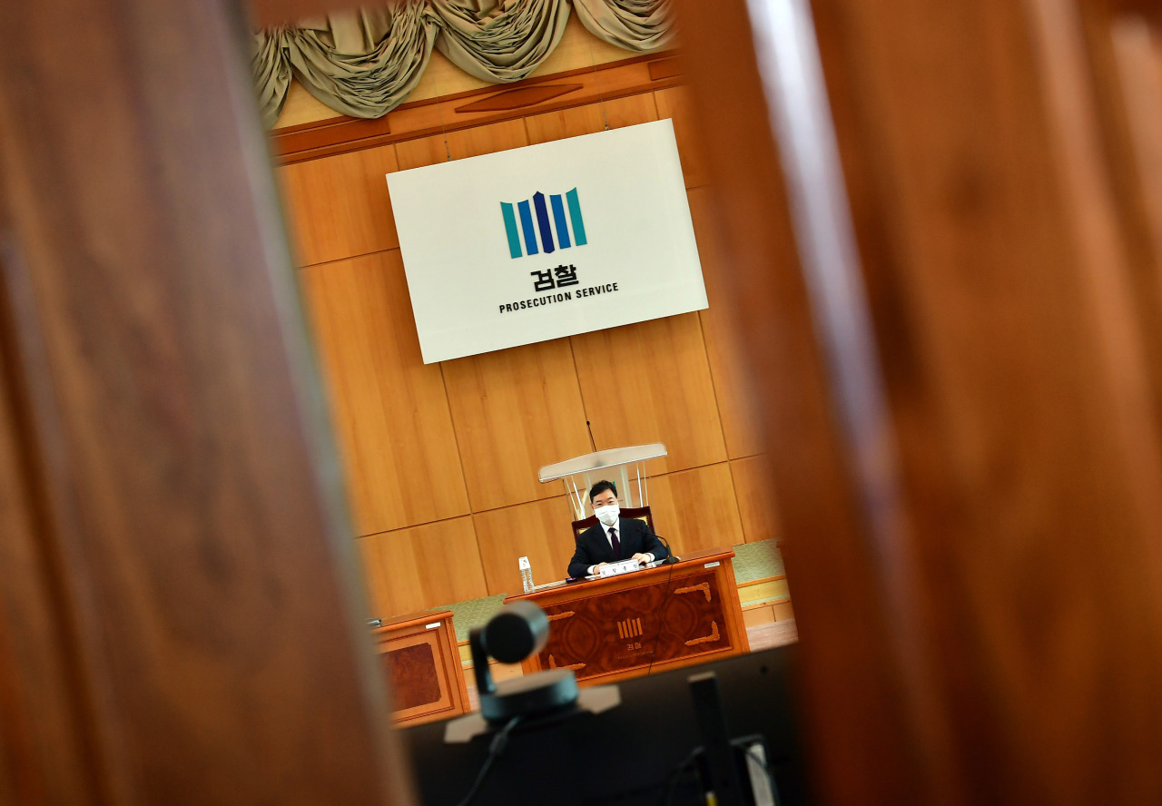 Prosecutor General Kim Oh-soo holds a meeting of senior prosecutors at the Supreme Prosecutors’ Office on Monday. (Yonhap)