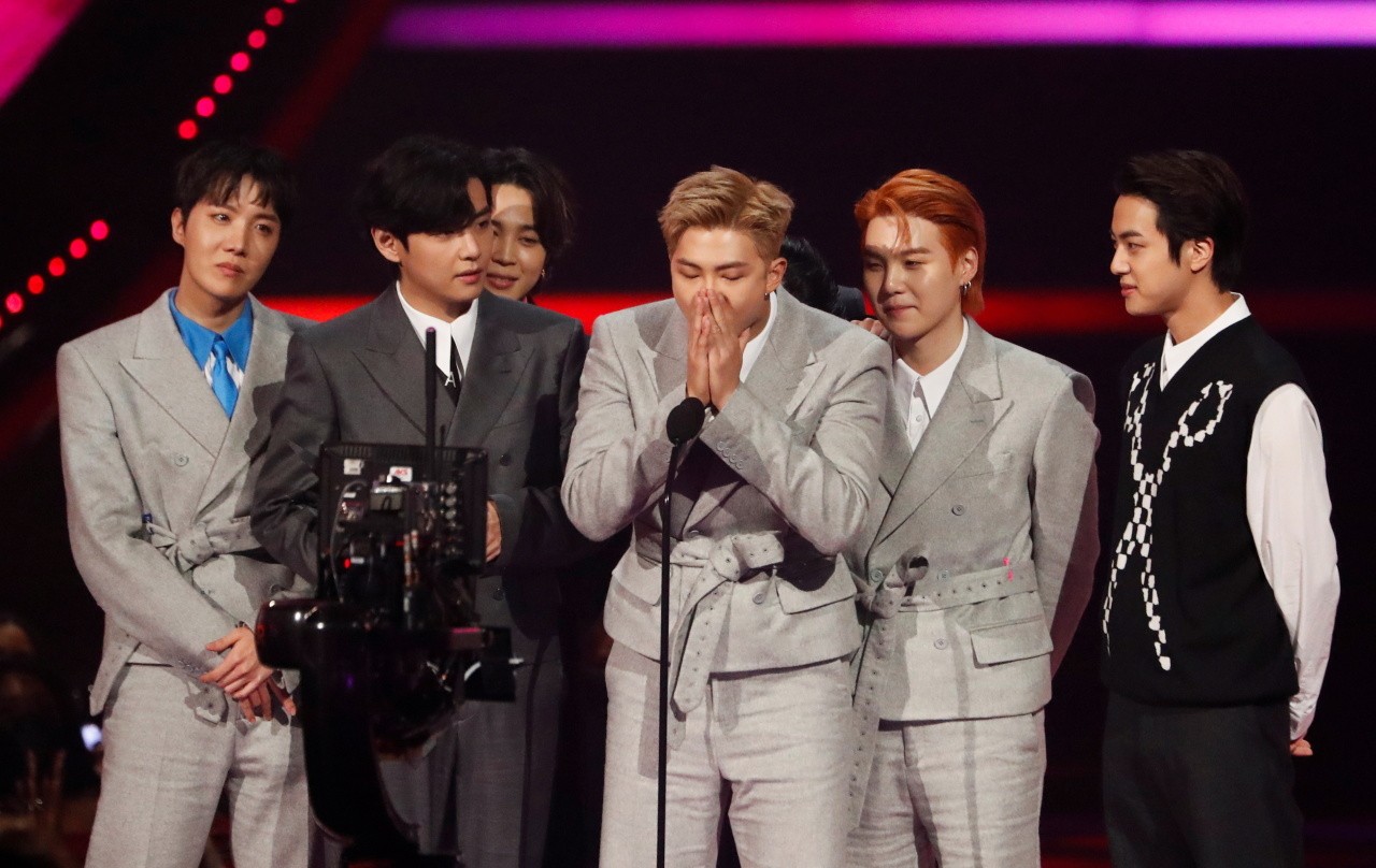 K-pop sensation BTS receives the artist of the year award at the 49th American Music Awards in Los Angeles on Sunday (US time). (Reuters-Yonhap)