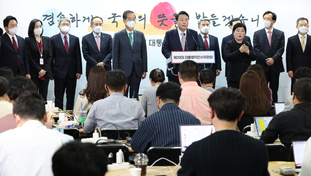 President-elect Yoon Suk-yeol (behind lectern) announces eight Cabinet nominees at the presidential transition committee's office in Seoul on Sunday. (Yonhap)