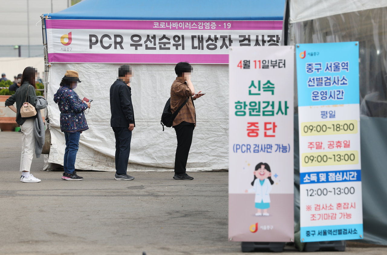 People line up to get tested for COVID-19 at a makeshift clinic on Tuesday. (Yonhap)