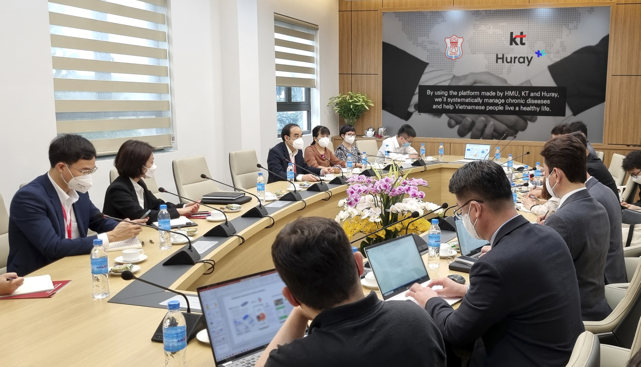 Officials of KT, Hanoi Medical University and their partners gathered to discuss telemedicine service in Vietnam for chronic disease patients. (KT)