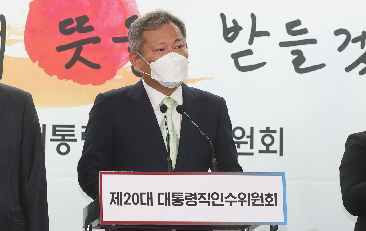 Lee Sang-min, who was tapped to serve as the first minister of interior and safety for the Yoon Suk-yeol administration, answers questions from reporters during a press briefing held Wednesday. (Joint Press Corps)