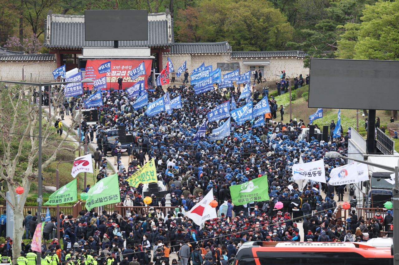 Members of the Korean Confederation of Trade Unions, one of two major umbrella labor groups in South Korea, stage a rally at Jongmyo Park in central Seoul, Wednesday. (Yonhap)