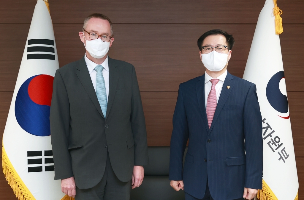 South Korea's Trade Minister Yeo Han-koo (R) and British Ambassador to South Korea Colin Crooks pose for a photo ahead of their talks in Seoul on Thursday, in this photo provided by Yeo's office. (Yeo Han-koo's office)
