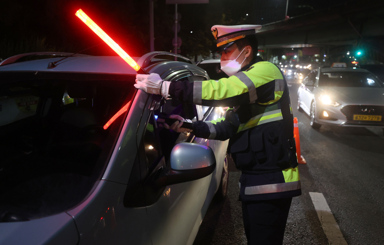 This file photo, unrelated to this article, shows a police crackdown on drunk driving. (Yonhap)