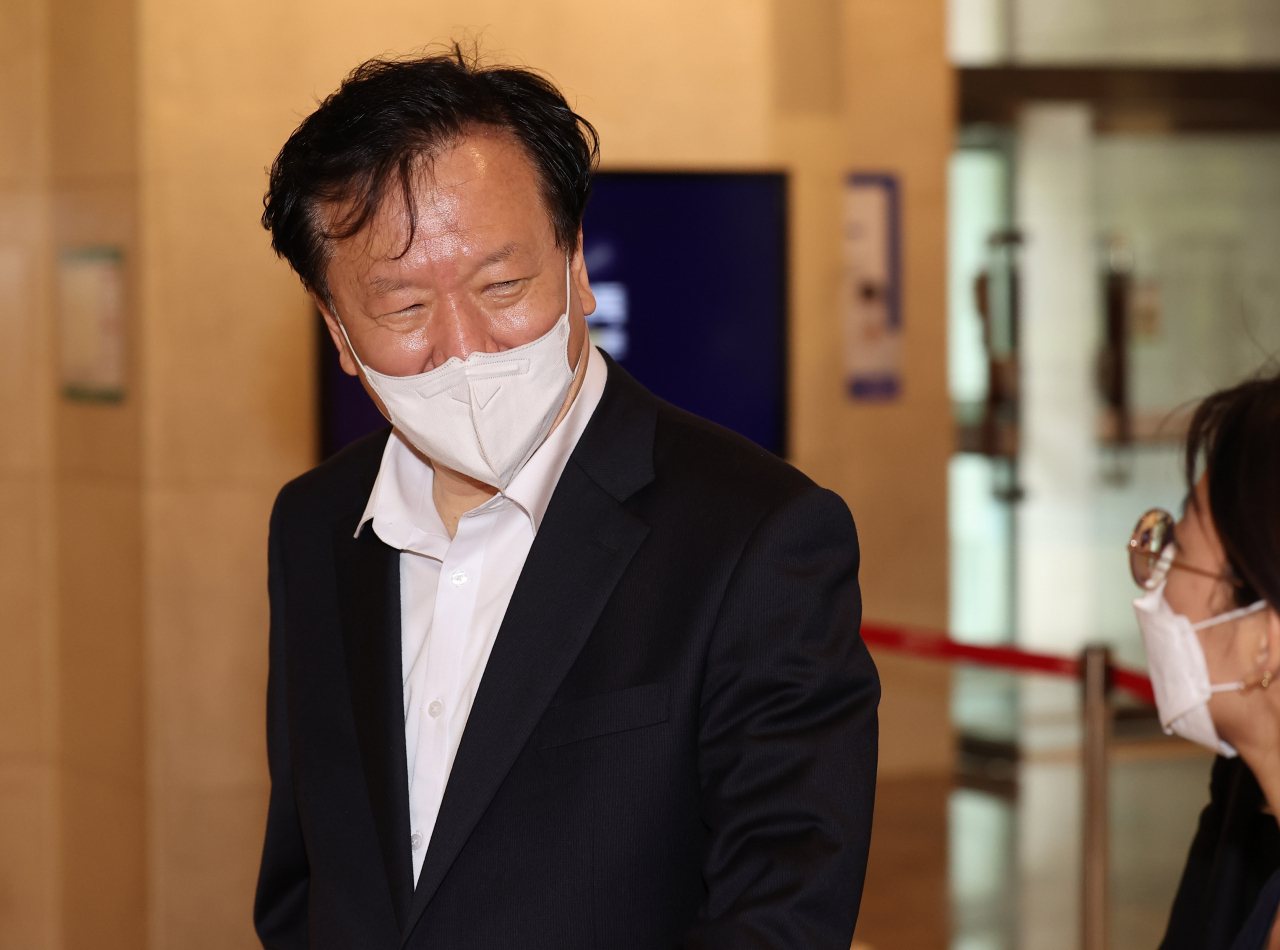 Health and Welfare Minister nominee Chung Ho-young answers questions from a reporter prior to entering his confirmation hearing preparation office in Seoul on Thursday. (Yonhap)