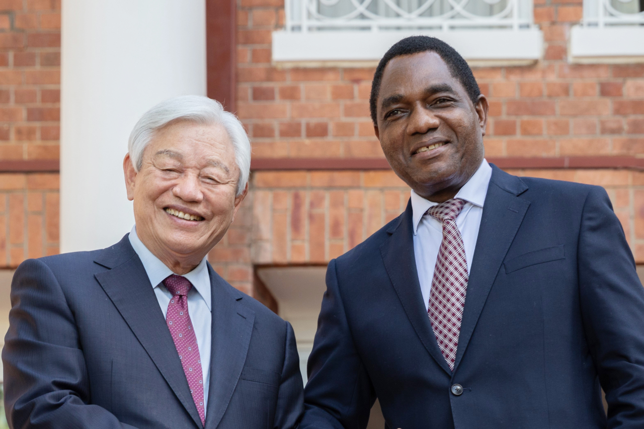Rev. Park Ock-soo met with leaders of five southern African countries during a visit to the region to discuss youth education. The photo shows Rev. Park meeting with Zambian President Hakainde Hichilema. (IYF)