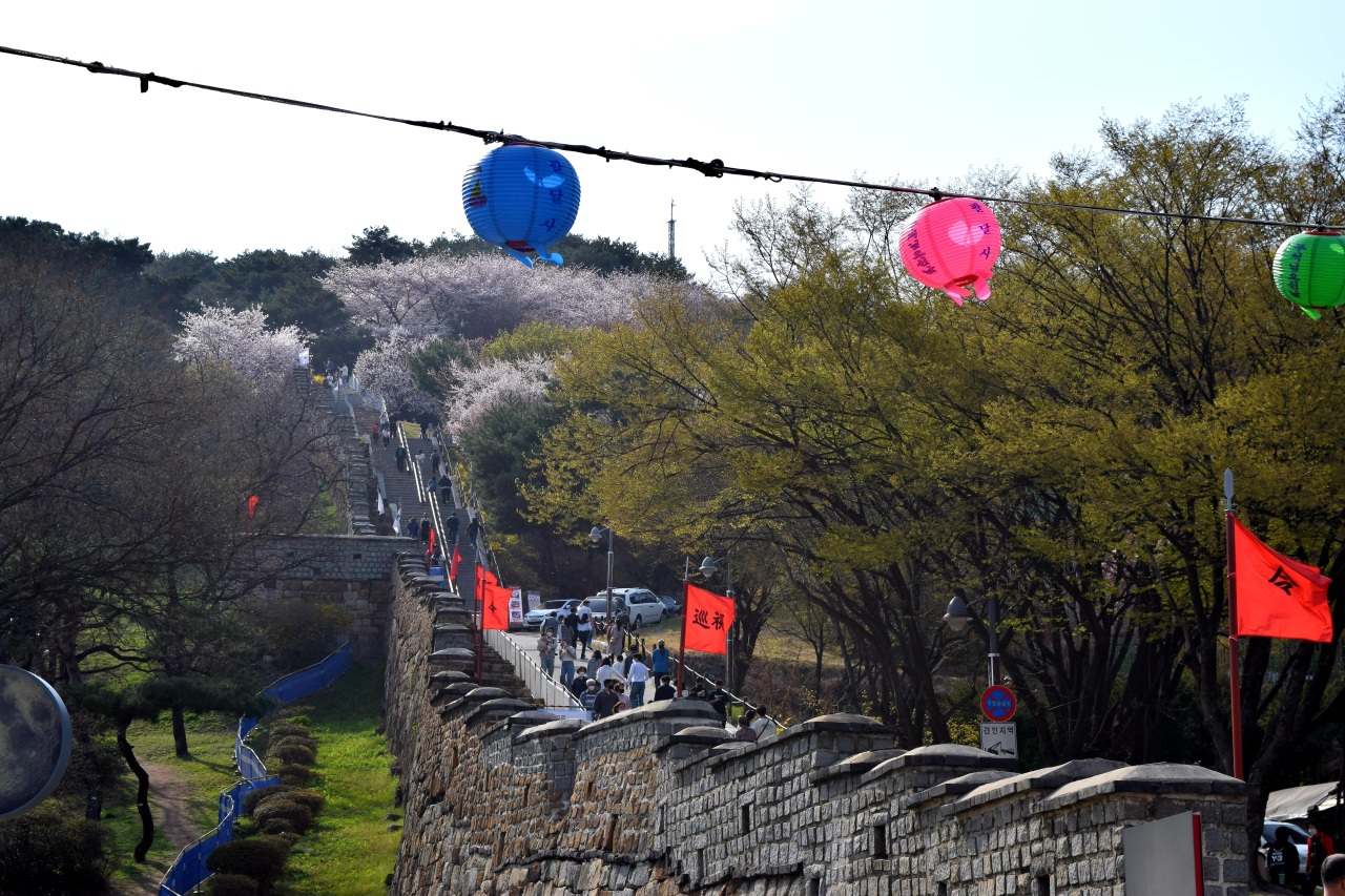 Visitors walk along the wall of the Suwon Hwaseong fortress that leads to the mountain Paldalsan, in Suwon, Gyeonggi Province. (Kim Hae-yeon/The Korea Herald)