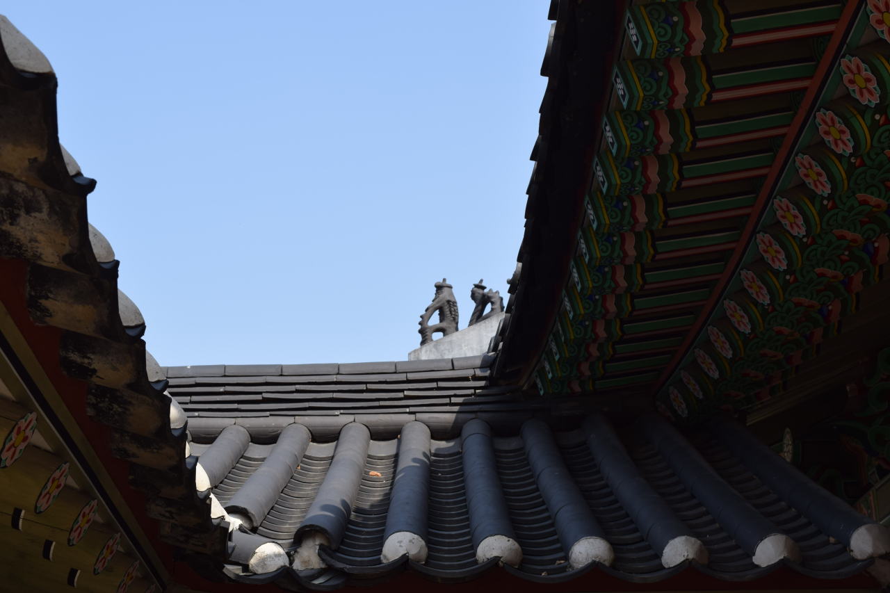 Gargoyles are placed on the roofs of the Hwaseong Haenggung to spiritually protect and guard the palace. (Kim Hae-yeon/ The Korea Herald)