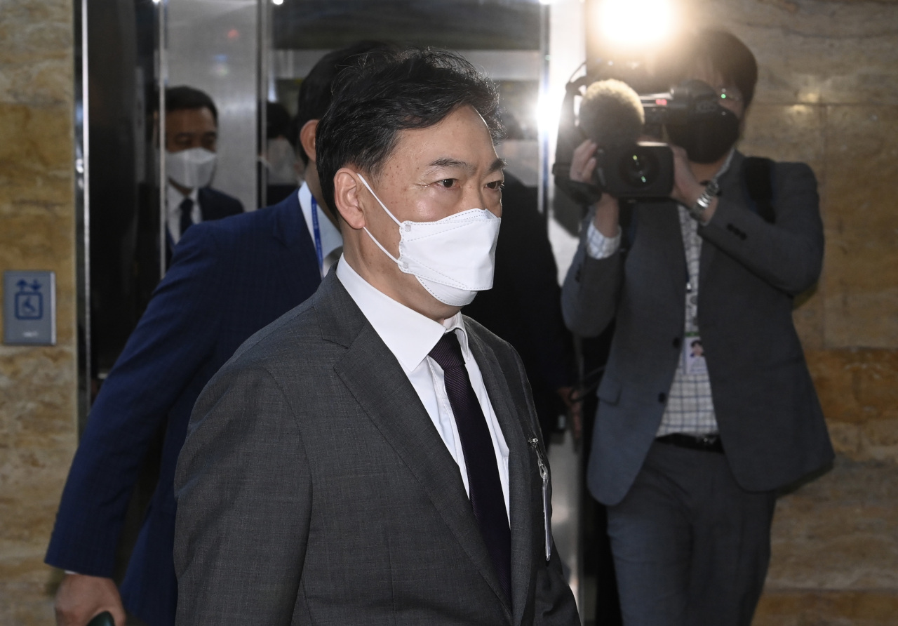 Prosecutor General Kim Oh-soo is on his visit to the National Assembly on Friday to stop the Democratic Party of Korea from pushing a bill that would take away the investigative power from the prosecution. (Joint Press Corps)