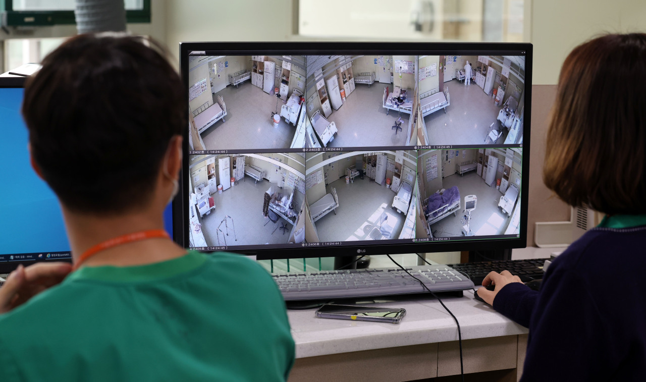 Health care workers monitor COVID-19 patients at a local hospital in Seoul. (Yonhap)