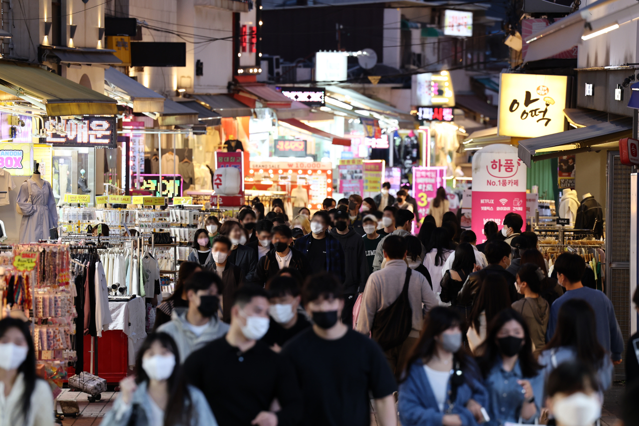 A street in Hongdae, one of the busiest entertainment districts in Seoul, is crowded with people on April 15, 2022. The government announced on the day it will lift all COVID-19 social distancing rules, except the mask mandate, starting next week.(Yonhap)