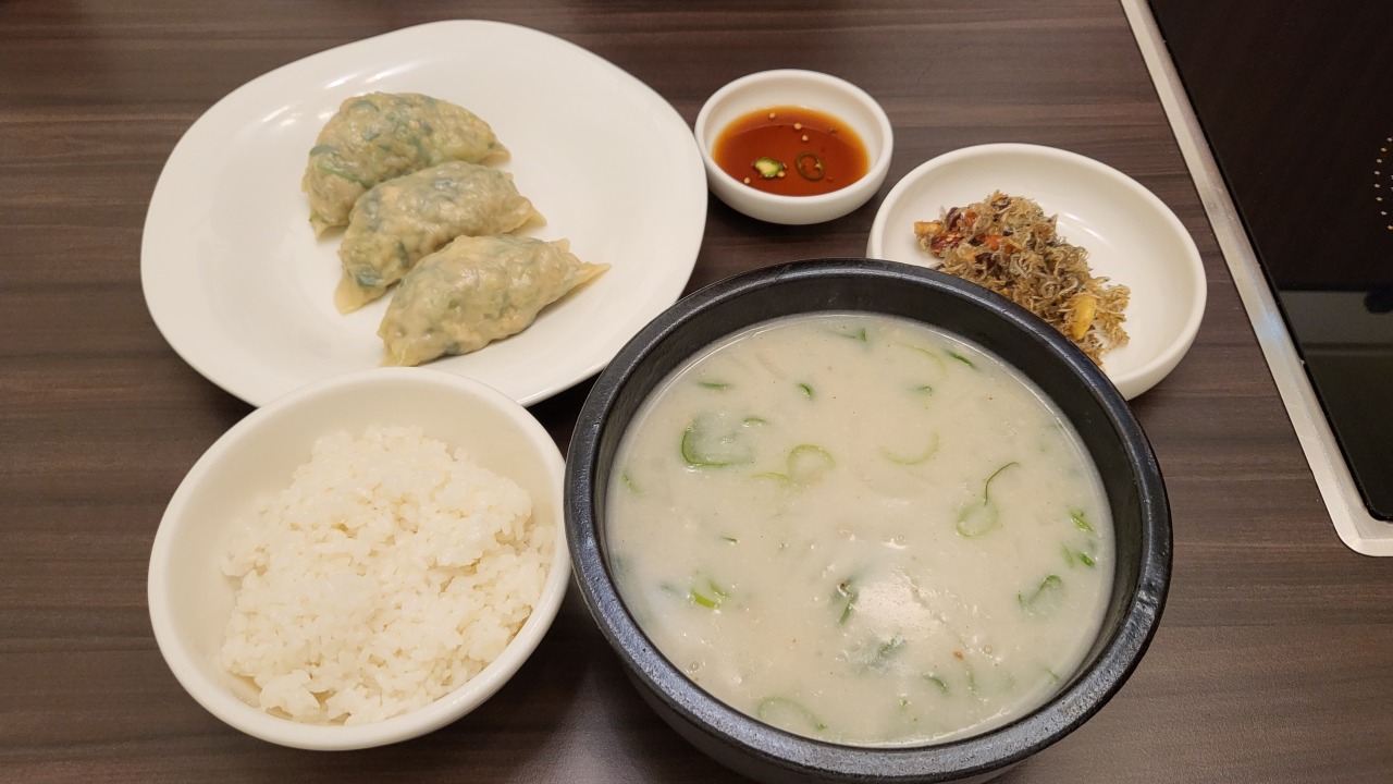A bowl of bajirak gaengguk is served with bajirak mandu. (Kim Hae-yeon/The Korea Herald)