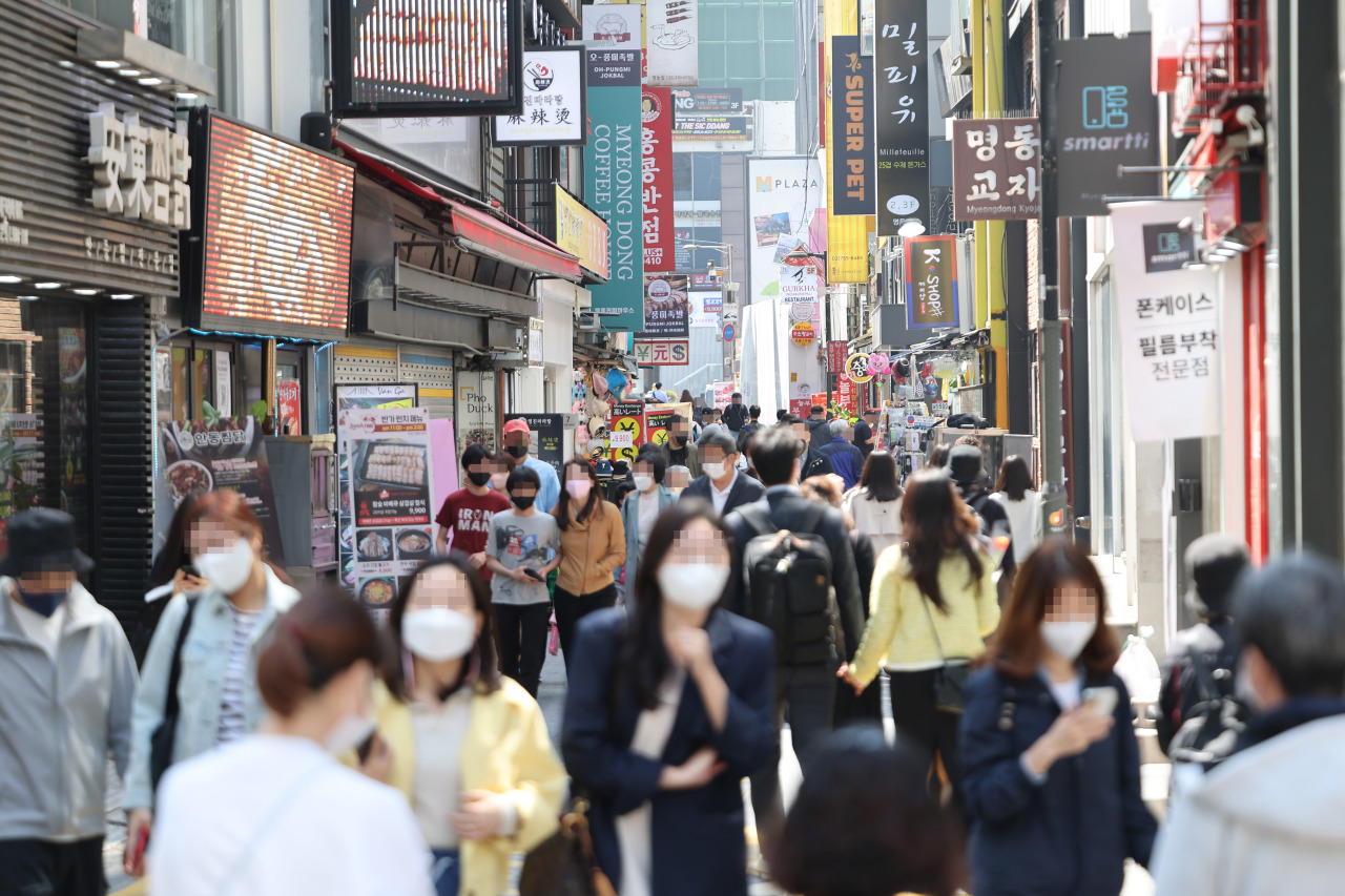This photo shows people in Myeongdong, central Seoul on Sunday (Yonhap)