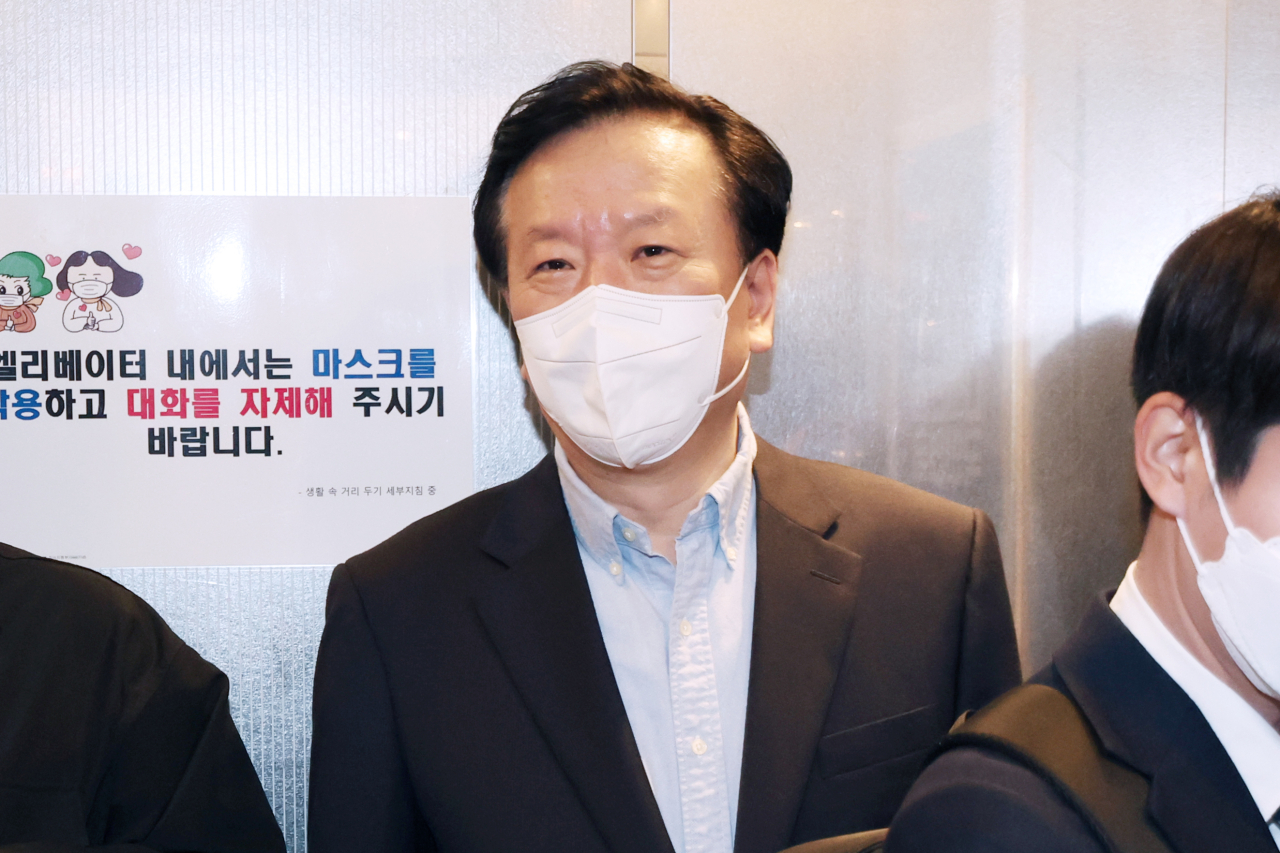 Health Minister nominee Chung Ho-young arrives at work at an office in western Seoul, Monday. (Yonhap)