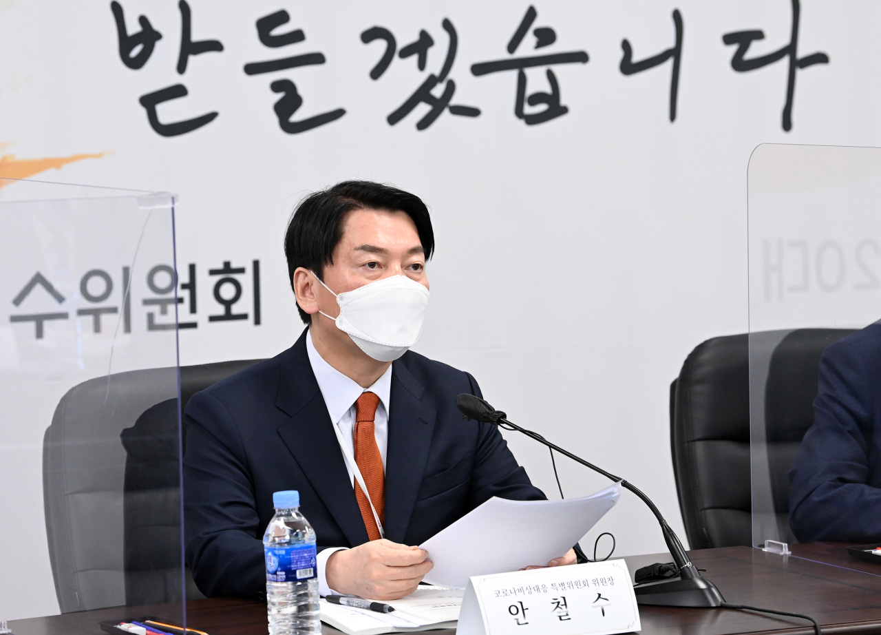 Ahn Cheol-soo, chairman of the presidential transition team, speaks at a staff meeting in Seoul on Monday. (Yonhap)