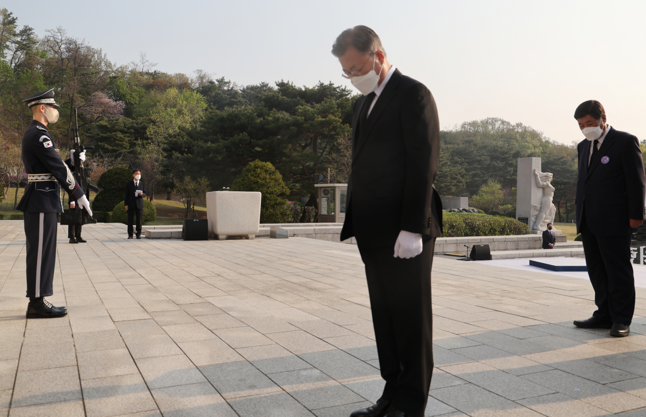 President Moon Jae-in (C) pays tribute at the April 19th National Cemetery in Seoul on Tuesday, the 62nd anniversary of the April 19, 1960, pro-democracy uprising. (Yonhap)