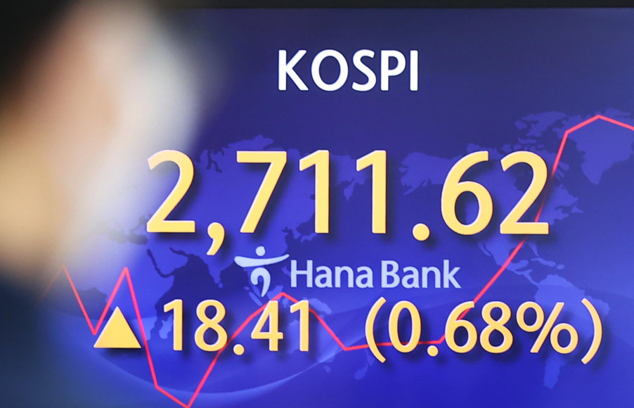An electronic board showing the Korea Composite Stock Price Index (Kospi) at a dealing room of the Hana Bank headquarters in Seoul on Tuesday. (Yonhap)
