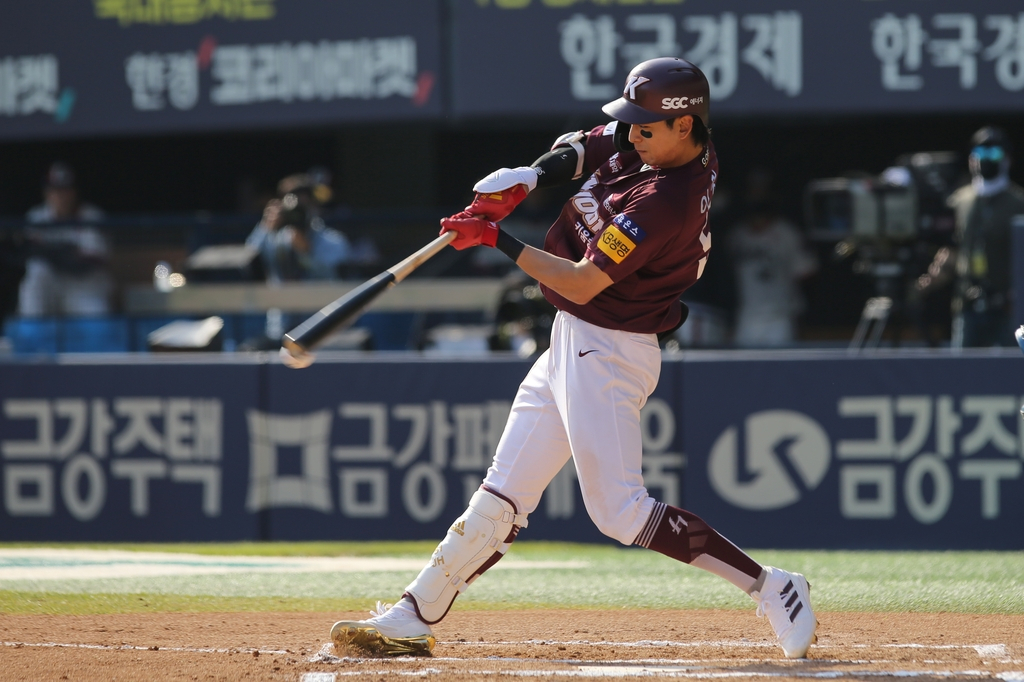 Lee Jung-hoo of the Kiwoom Heroes hits a single against the Doosan Bears during the top of the fifth inning of a Korea Baseball Organization regular season game at Jamsil Baseball Stadium in Seoul on Sunday, in this photo provided by the Heroes. (The Heroes)